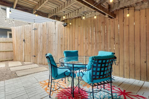 Successful Airbnb property: 3 Mi to Dtwn Austin! Sleek Apt w/ Private Patio in Galindo