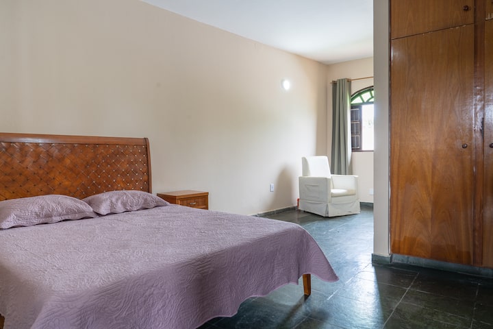  Nagy szoba, amely teret és kényelmet kínál a pihenéshez