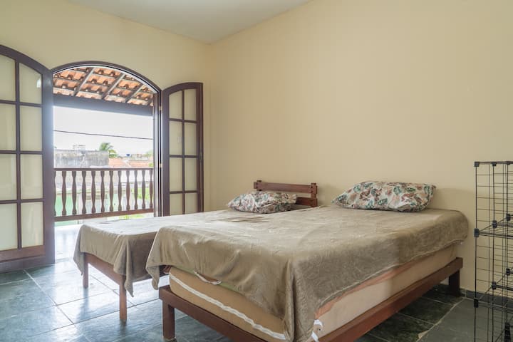 Szoba erkélyre nyíló ajtóval, ami bájt és szellőzést biztosít