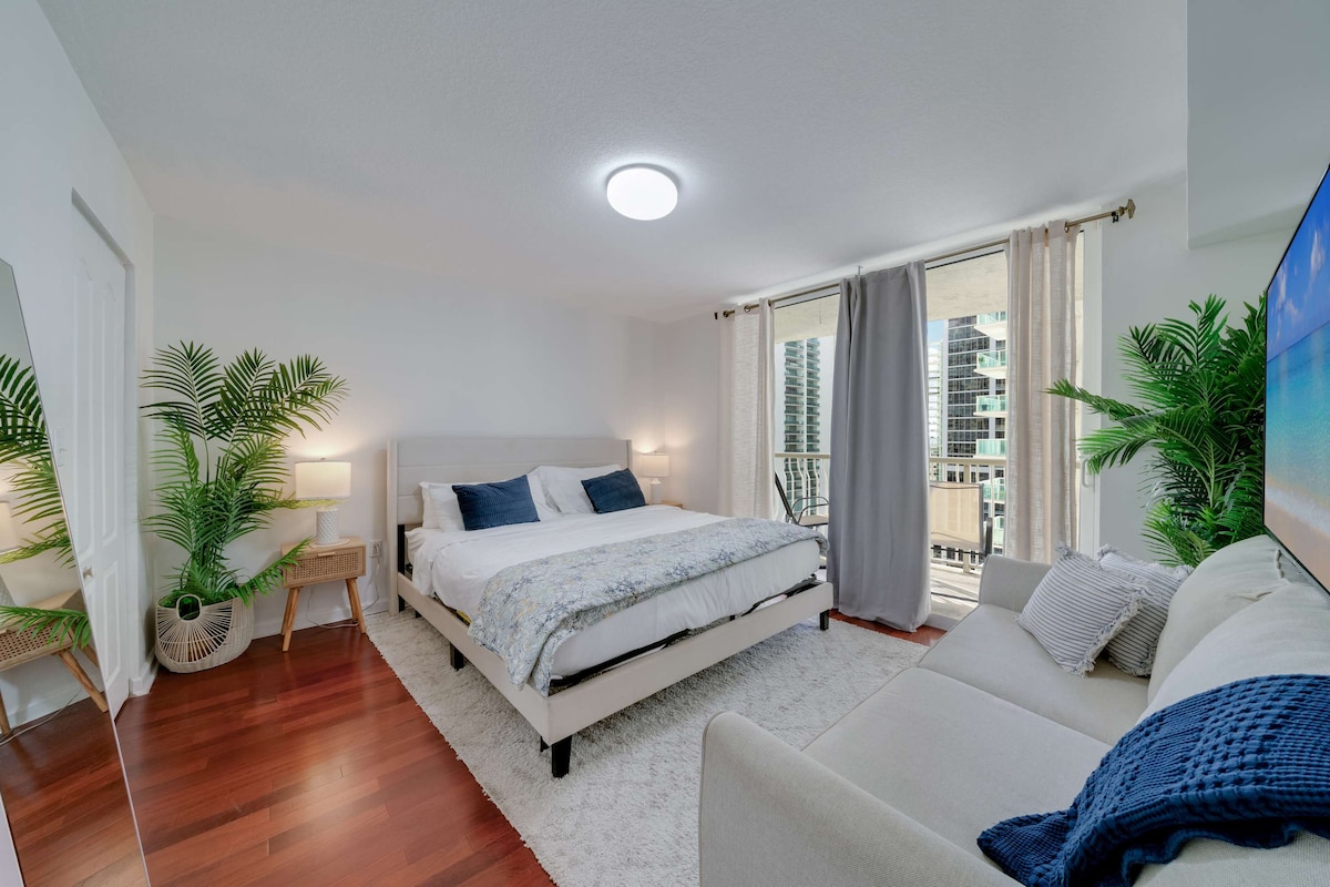 Udobna spavaća soba s bračnim krevetom