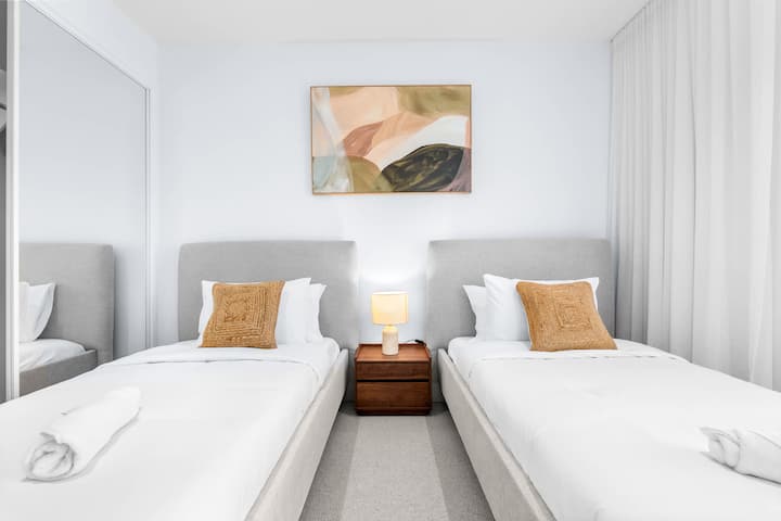 Tredje sovrummet med två enkelsängar och bekväma skummadrasser, perfekt för barn eller ensamresenärer som delar boende. 