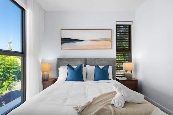 Andra sovrummet med en lyxig dubbelsäng och bekväm skummadrass, utformad i lugna, neutrala toner.