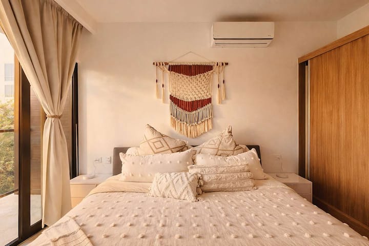 Chumba cha kulala kilichowekwa vizuri chenye mahitaji yako yote.