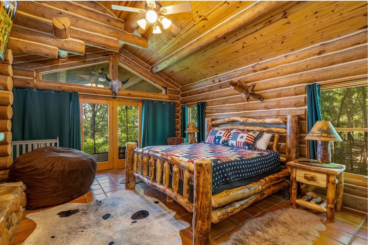 Apartmán s hlavnou spálňou má manželskú posteľ, cestovnú postieľku, inteligentnú televíziu a elektrický krb spolu so súkromnými dverami na tienenú zadnú terasu. 