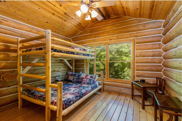 Táto spálňa na poschodí má plnohodnotnú spodnú posteľ, dvojitú hornú posteľ a inteligentný televízor. 