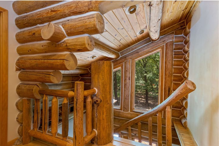 Podkrovie na poschodí má malý herný stolík, tri extra veľké sedacie vaky a dva matrace na podlahe a ponúka nádherný výhľad na jazero cez okná katedrály. 