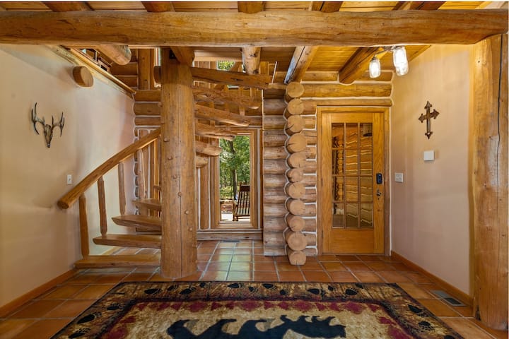 Vstupný priestor. Točité drevené schody na 2. poschodie. 