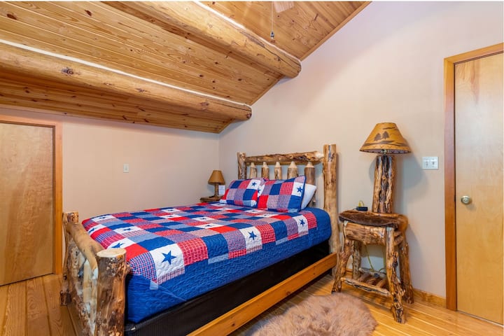 Táto spálňa na poschodí má manželskú posteľ a inteligentný televízor. 