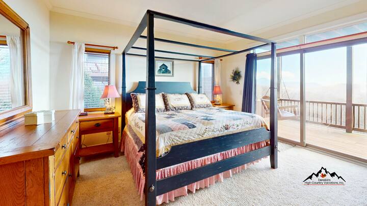 Събудете се в елегантното си легло с балдахин пред спираща дъха гледка към планините, която се разкрива през просторните прозорци, и с достъп до самостоятелна тераса.