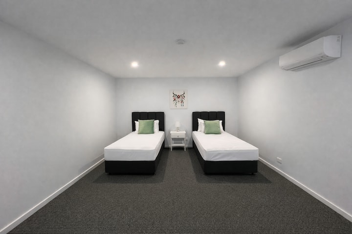 ห้องพัก 2 เตียงที่กว้างขวางพร้อมเครื่องปรับอากาศ เตียงนุ่ม และแสงสว่างที่อ่อนโยน เหมาะสำหรับกลุ่ม