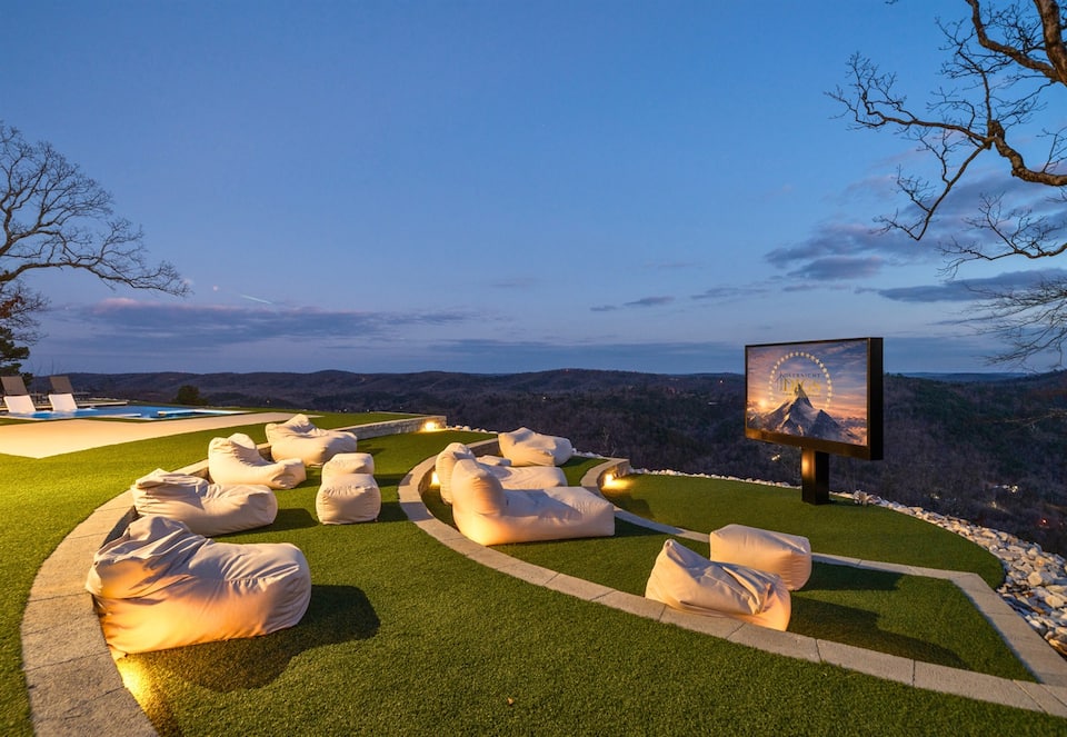 A glass-fronted A-frame on a mountain ridge, Hot Springs, Arkansas, United States, photo 5 of 10