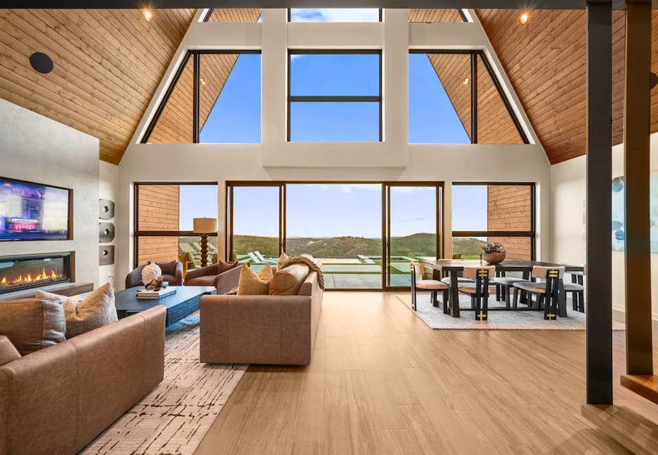 A glass-fronted A-frame on a mountain ridge, Hot Springs, Arkansas, United States, photo 6 of 10