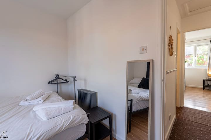 Un dormitorio tranquilo para una noche de descanso