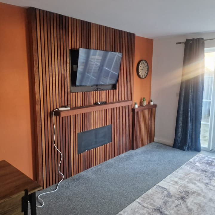 Rushden 3br Home | 2 Bathrooms | Parking Available - Wellingborough
