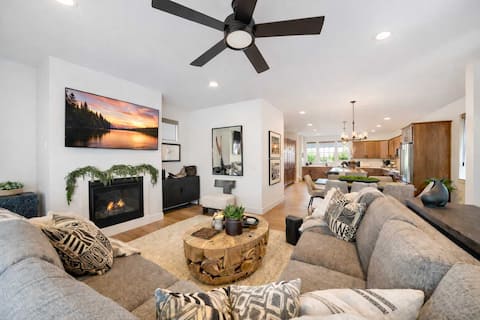 Top Airbnb: Modern retreat with panoramic Bridger Range views in Bozeman / Gallatin County