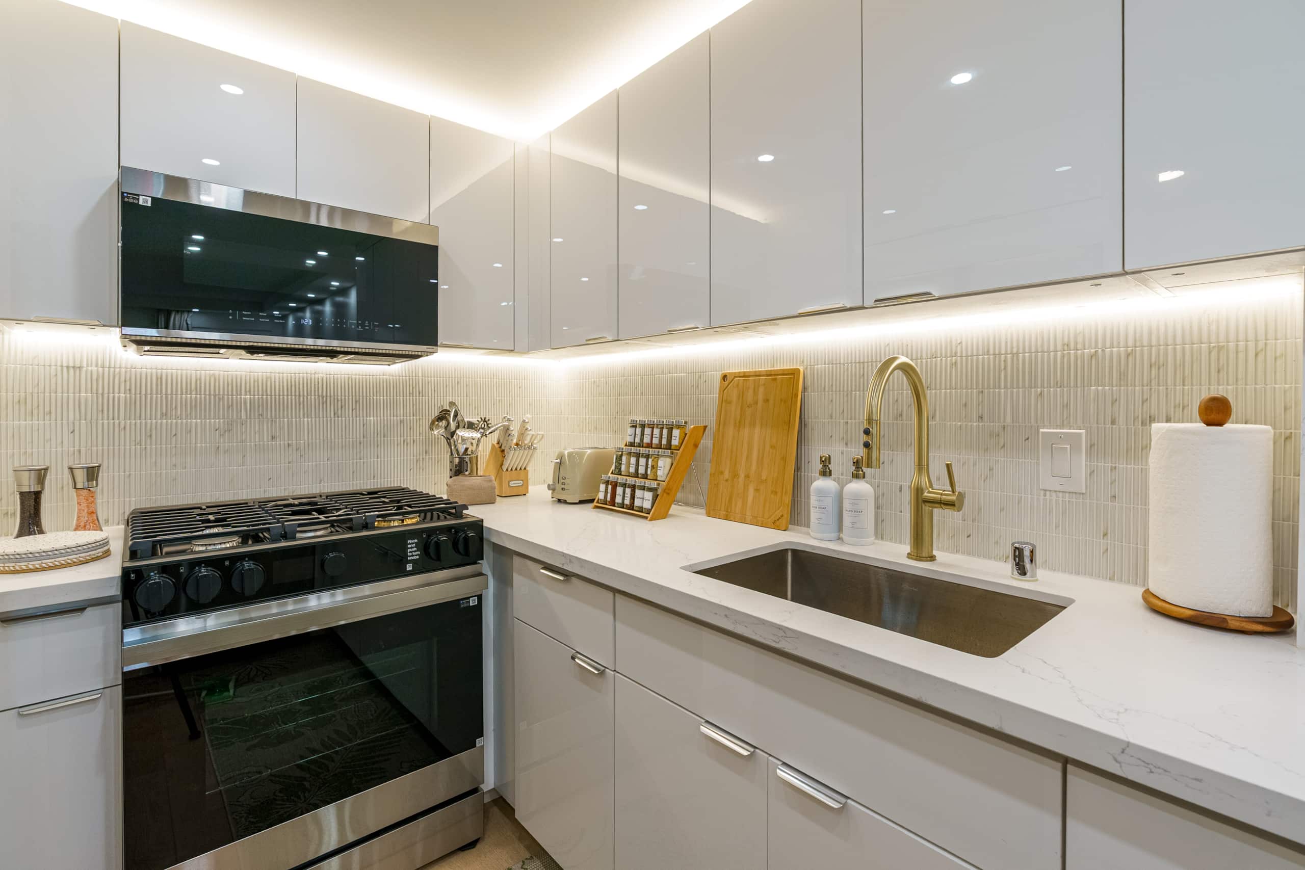 Condo in Honolulu · ★5.0 · 2 bedrooms · 3 beds · 2 private baths - Image 13