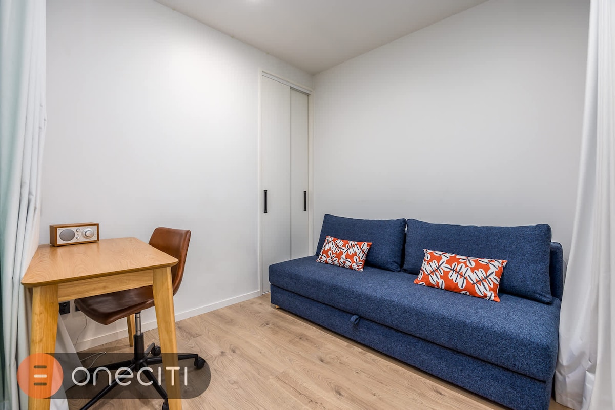 يمكن تحويل غرفة الدراسة إلى منطقة نوم باستخدام سرير أريكة لاستيعاب ضيف ثالث إذا لزم الأمر.