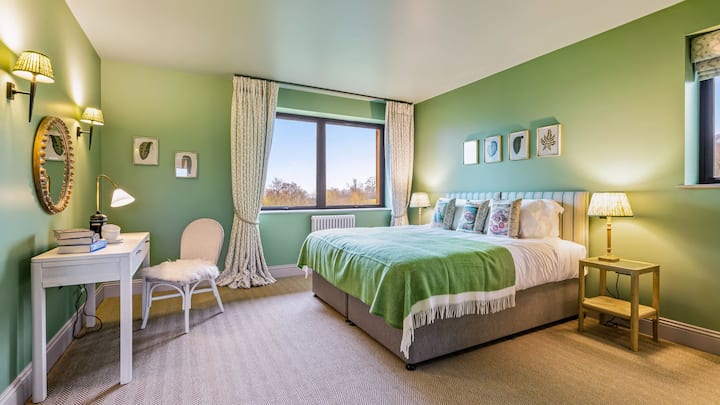 Spavaća soba broj četiri je prostrana soba s bračnim krevetom (Super King) koji se po potrebi može pretvoriti u dva odvojena kreveta. 