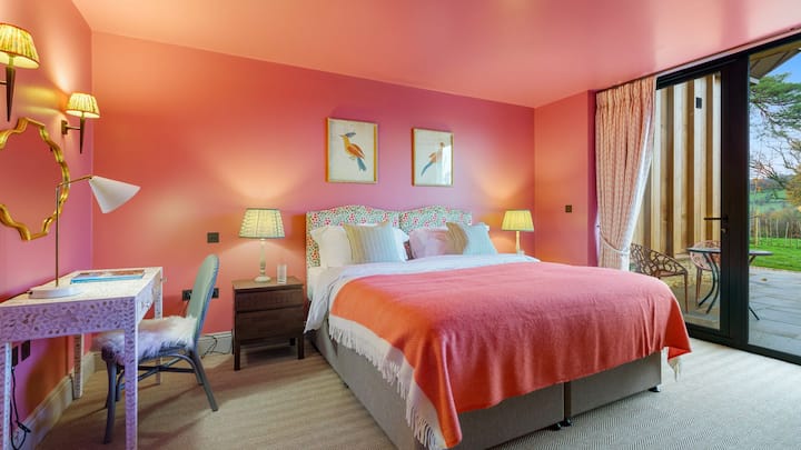 Spavaća soba broj šest, koja vas uranja u koraljno ružičastu boju, ima super veliki bračni krevet (king size) koji se po želji može razdvojiti u dva odvojena kreveta. 
