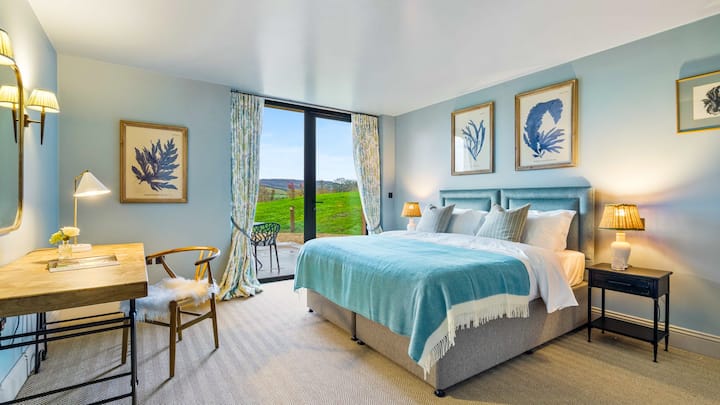 Prohladna i mirna, spavaća soba broj pet ima veliki bračni krevet (Super King) koji se na zahtjev može pretvoriti u dva odvojena kreveta. 