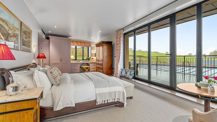 Tamni antikni namještaj i dašak kontrastnog ugradbenog prostora za odlaganje u boji lavande omogućuju vam da se raspakujete i osjećate kao kod kuće. 