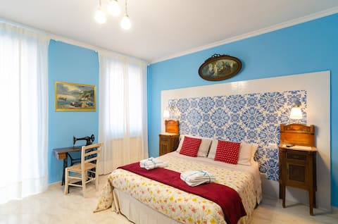 Casa delle Zammare, facing the sea historic centre
