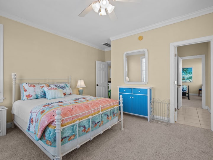 Déjate llevar por los sueños en tu acogedora habitación, equipada con ropa de cama tropical, un suave ventilador de techo y una práctica cuna para los más pequeños.