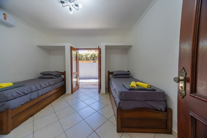Quarto aconchegante com ambiente pensado para descanso