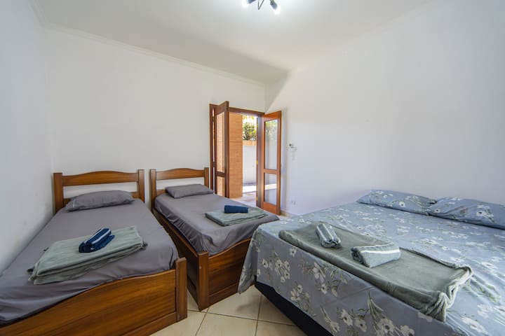 Quarto aconchegante pensado para proporcionar descanso tranquilo