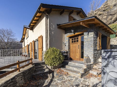 Chalet 5 rooms, Garden BBQ, Pool and Fire place