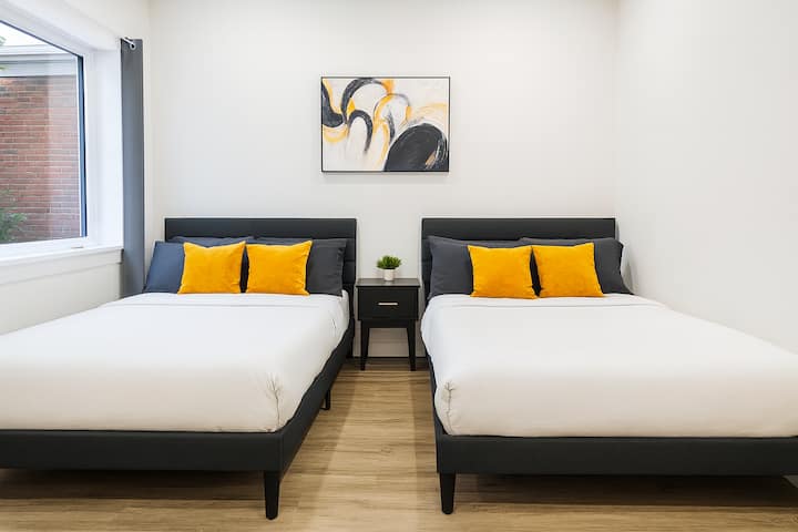 Udobna spavaća soba s udobnim bračnim krevetom i mekom posteljinom za miran san.