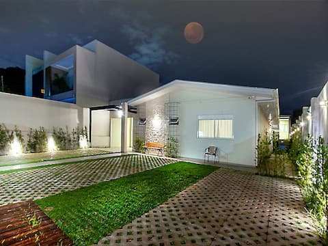 Top performing Airbnb: Entire house with 6 bedrooms and a barbecue grill in Cascavel