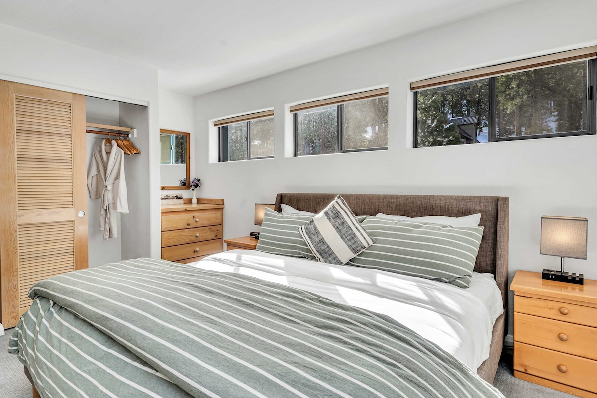 غرفة النوم رقم 4: سرير كينج واحد، تلفزيون ذكي