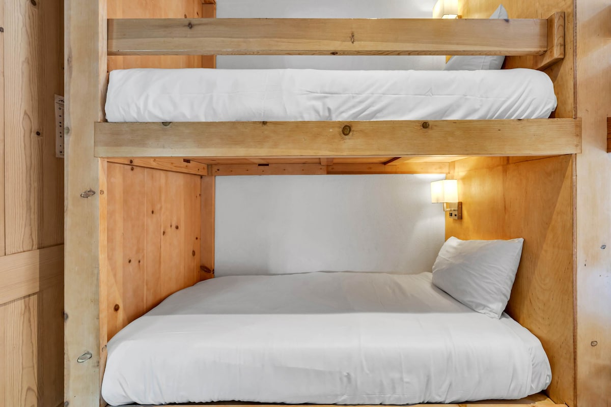 غرفة النوم رقم 2: سريران مفردان بطابقين فوق سريرين مفردين