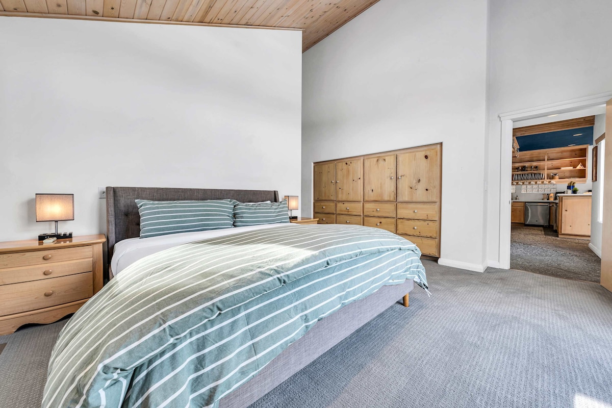 غرفة النوم رقم 1: سرير كبير، خزانة ملابس، حمام داخلي، تلفزيون ذكي 