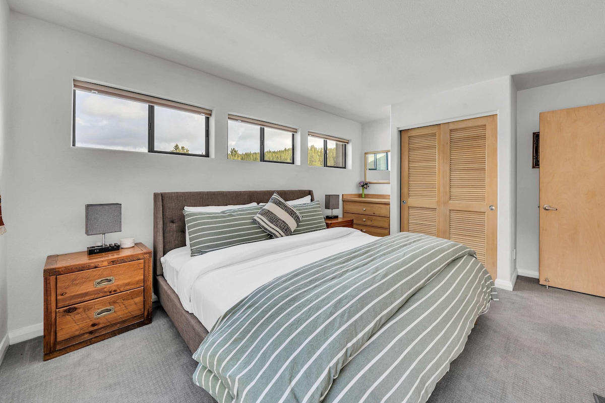 غرفة النوم رقم 3: سرير كينج واحد، تلفزيون ذكي