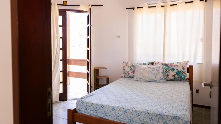 Acogedora habitación diseñada para un descanso tranquilo