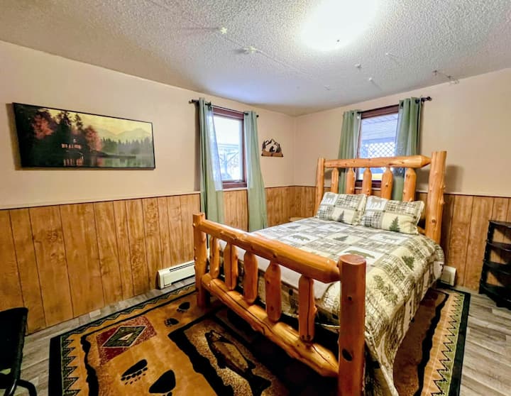 Chumba cha kulala chenye joto na kinachofanana na chumba cha kulala chenye kitanda cha mbao na mwanga laini