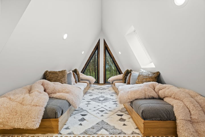 第四间卧室阁楼，配备两张舒适的日光床和几何A型窗户