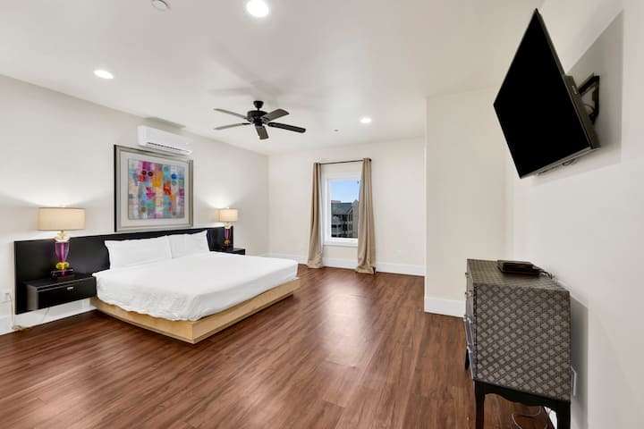 Dhoma e gjumit 6 ka një televizor, banjë private dhe krevat dopio "king" për 2 persona