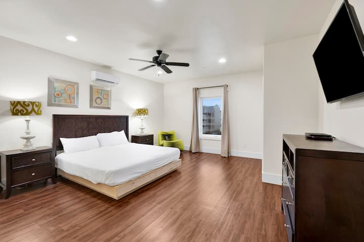 Dhoma e gjumit nr. 3 ka një televizor, banjë private dhe krevat dopio "king" për 2 persona