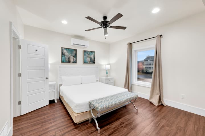 Dhoma e gjumit 1 ka një televizor, banjë private dhe krevat dopio "King" - flenë 2