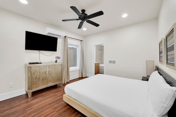 Dhoma e gjumit nr. 2 ka një televizor, banjë private dhe krevat dopio "king" - fle 2 persona