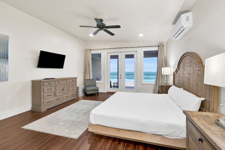 Dhoma e gjumit 8 ka një ballkon privat dhe banjë, TV dhe krevat dopio "king" për 2 persona