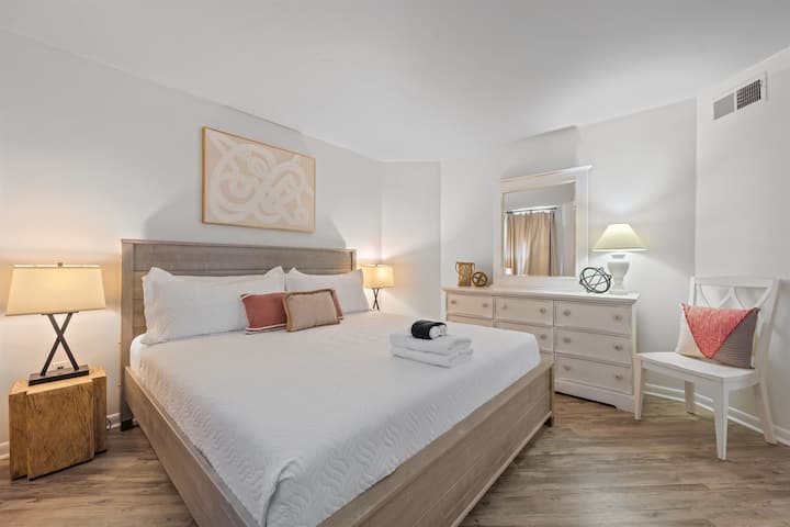 ห้องนอนที่ 2 กว้างขวางพร้อมเตียงคิงไซส์ที่สบาย