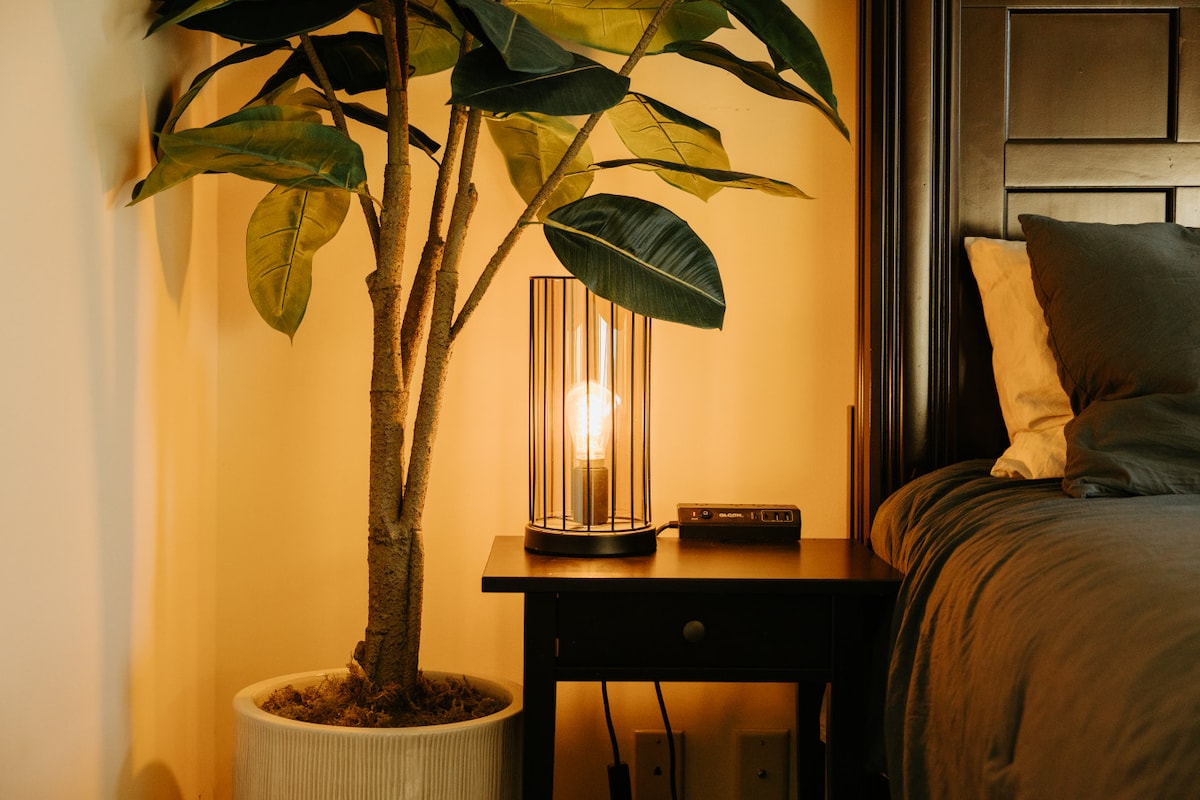 مصابيح السرير المريحة موجودة في كل غرفة نوم للقراءة الليلية! 