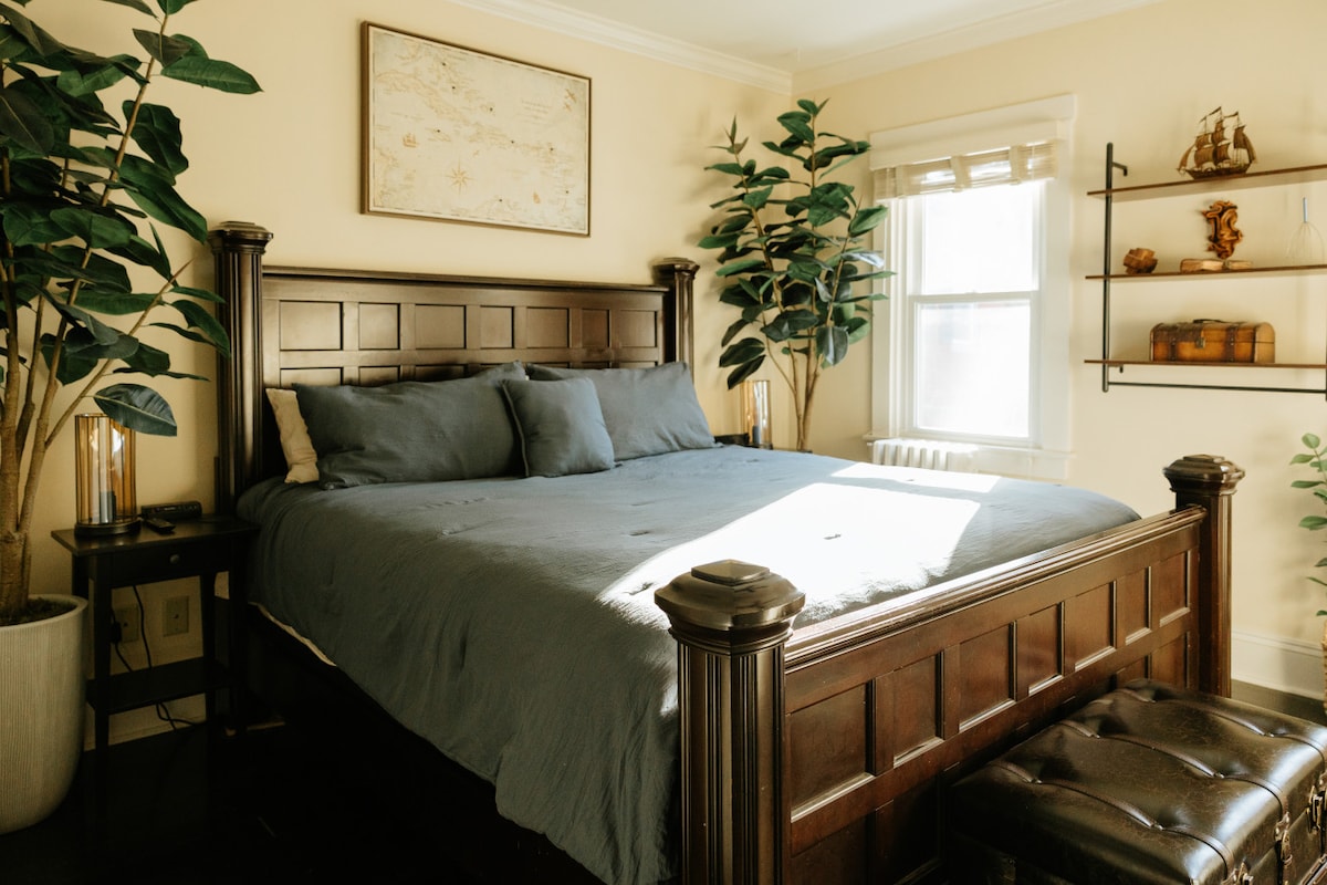 تحتوي غرفة النوم الأولى على سرير كينج وبياضات سرير وبياضات على طراز الفندق. 