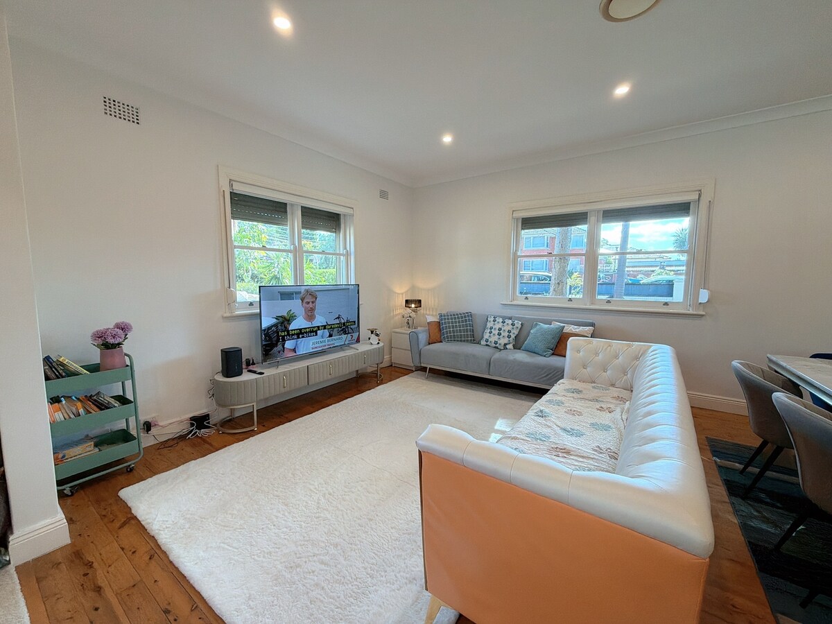 Top Airbnb: Burwood 4BR Family Home | Fast WiFi & Free Parking in Burwood