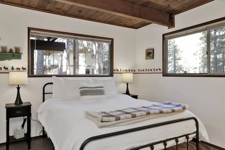 חדר השינה המזמין הזה כולל מיטת קווין סייז נוחה וטלוויזיה, ומהווה מקום מושלם להירגע ולנוח אחרי יום של הרפתקאות בהרים.
