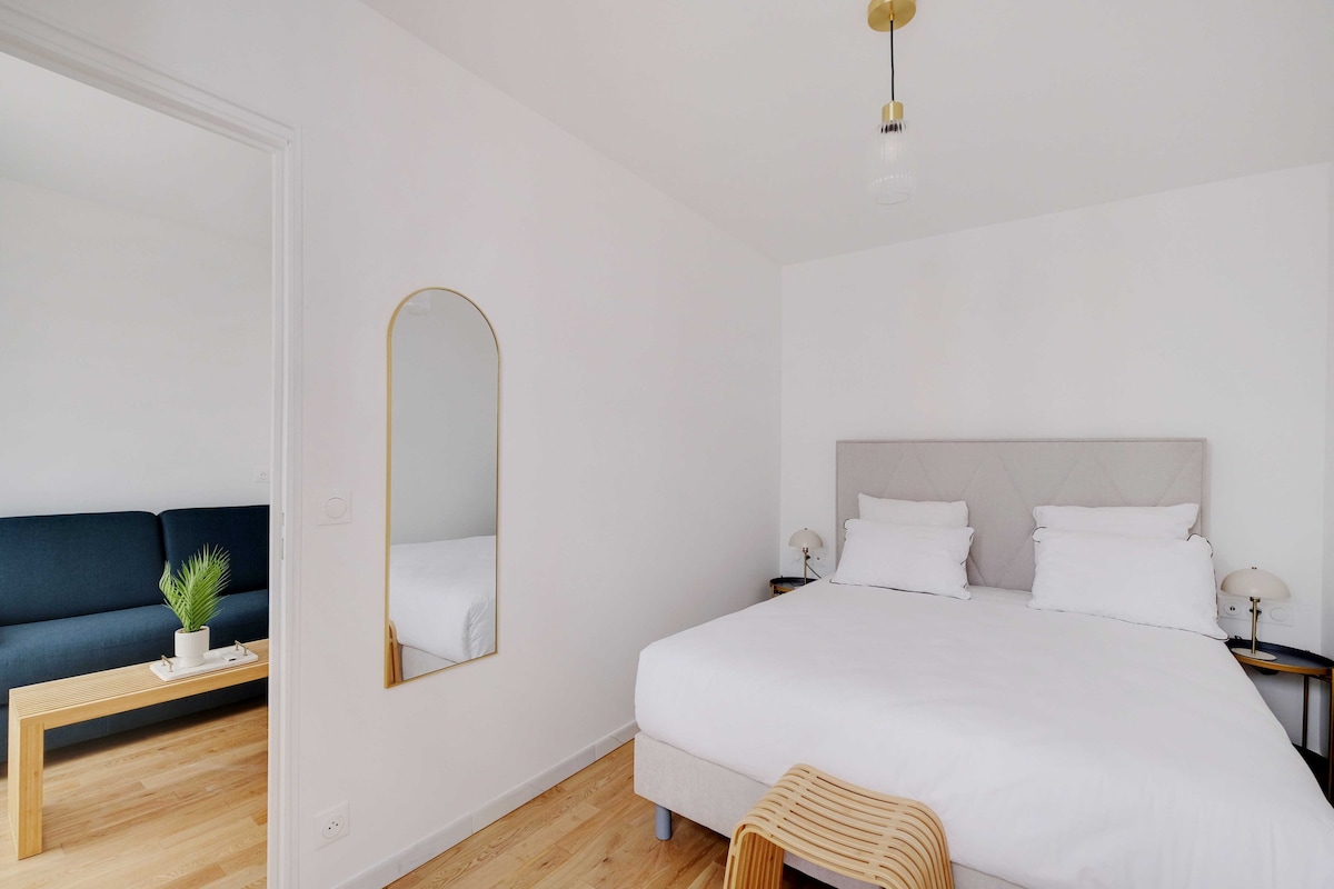 ห้องนอนพร้อมเตียงควีนไซส์และตู้เสื้อผ้า